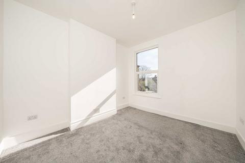 3 bedroom flat to rent, Gap Road, London SW19