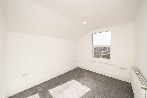 3 bedroom flat to rent, Gap Road, London SW19