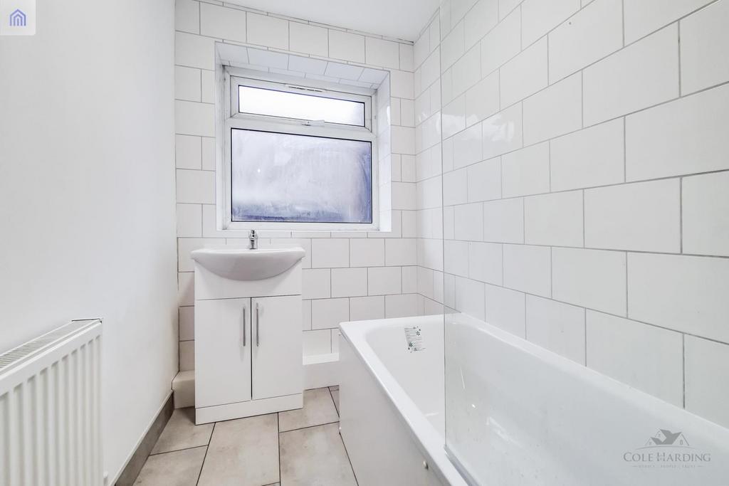 6 Bathroom-0.jpg