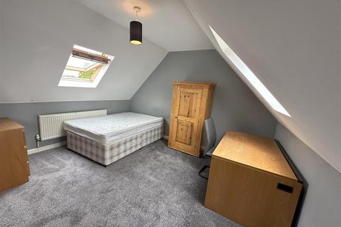 4 bedroom semi-detached house to rent, Dorket Drive, Nottingham NG8