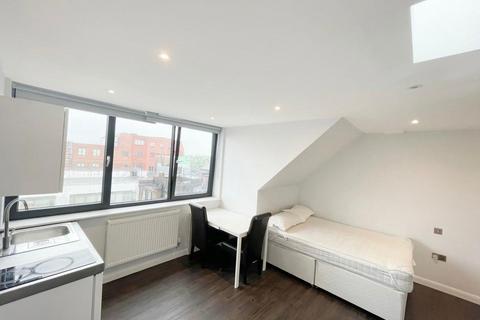 Studio to rent, Hassop Road, London NW2