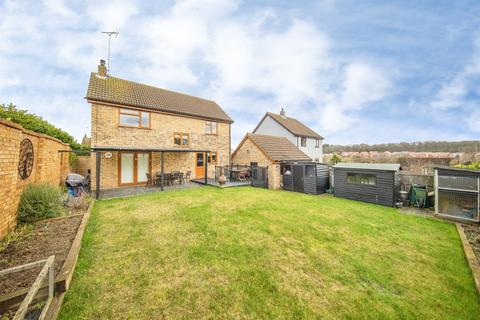 4 bedroom detached house for sale, Woodpecker Close, Colchester
