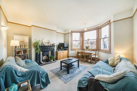 2 bedroom flat to rent, Bonneville Gardens, London SW4