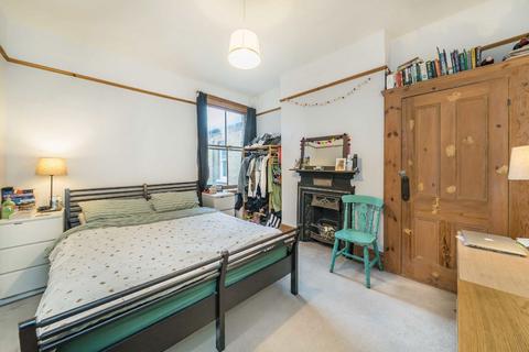 2 bedroom flat to rent, Bonneville Gardens, London SW4