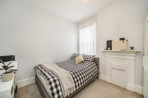 2 bedroom flat to rent, Bonneville Gardens, London SW4
