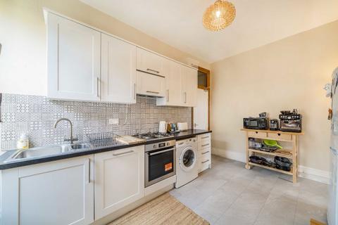2 bedroom flat to rent, Bonneville Gardens, London SW4