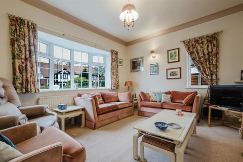 3 bedroom semi-detached house for sale, Chiltern Drive, Hale, Altrincham