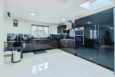 4 bedroom semi-detached house for sale, The Circle, Leicester
