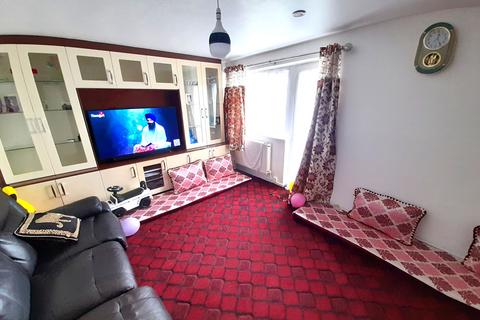 2 bedroom flat to rent, Newmarket Avenue, Northolt, Middlesex, UB5