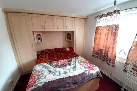 2 bedroom flat to rent, Newmarket Avenue, Northolt, Middlesex, UB5