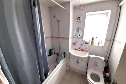 2 bedroom flat to rent, Newmarket Avenue, Northolt, Middlesex, UB5
