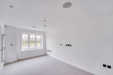 undefined, Russell Road, Toddington, LU5