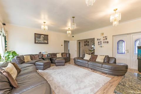 6 bedroom detached bungalow for sale, St Bernards Road, Langley  SL3