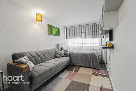 2 bedroom flat for sale, Navestock Crescent, Woodford Green