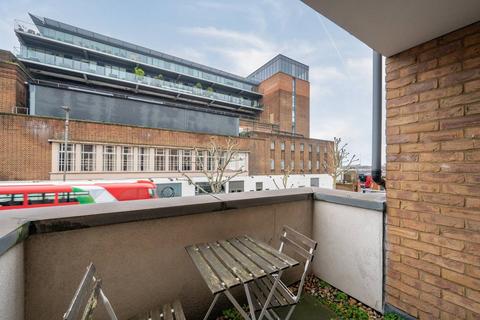 2 bedroom flat for sale, Walden Building, St John's Hill, London, SW11
