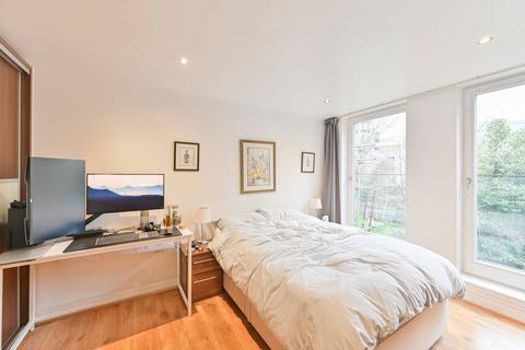2 bedroom flat for sale, Walden Building, St John's Hill, London, SW11