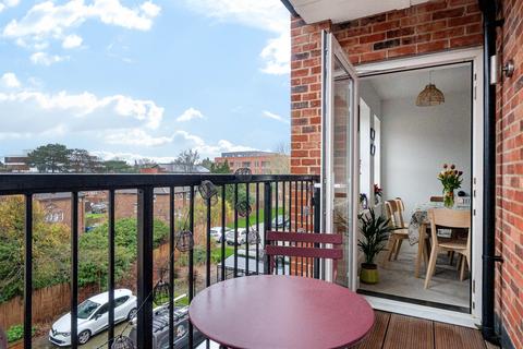 2 bedroom flat for sale, Toye Avenue, London