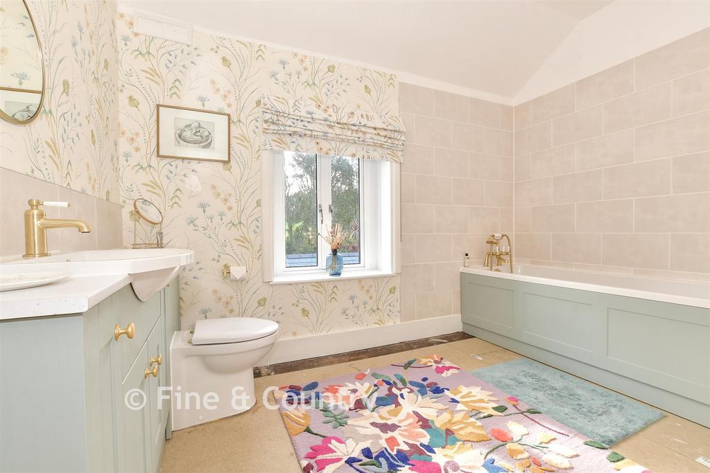 En-Suite Bathroom