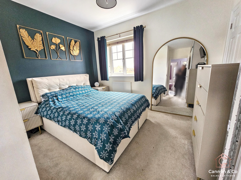 Master Bedroom (2)