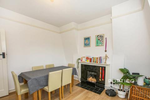 2 bedroom flat to rent, Fairfield Drive, London, SW18