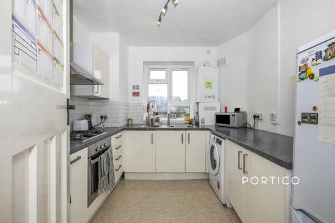 2 bedroom flat to rent, Fairfield Drive, London, SW18