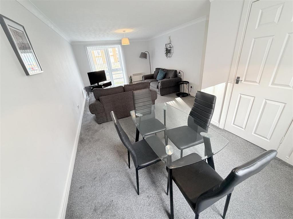 Dining area into lounge