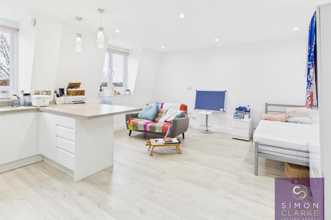 Studio to rent, Ballards Lane, Finchley Central, N3