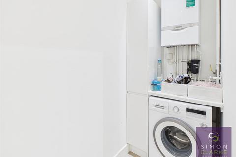 Studio to rent, Ballards Lane, Finchley Central, N3