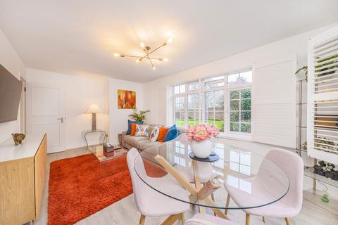 1 bedroom flat for sale, Hillcrest, Weybridge KT13