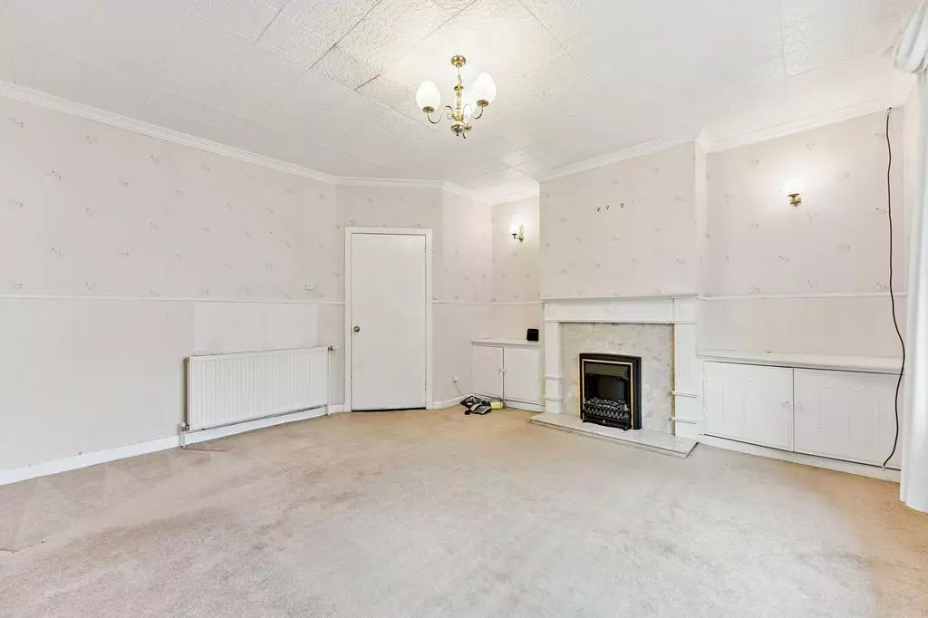 2 bedroom flat for sale - Photo 7