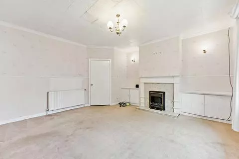 2 bedroom flat for sale - Photo 6