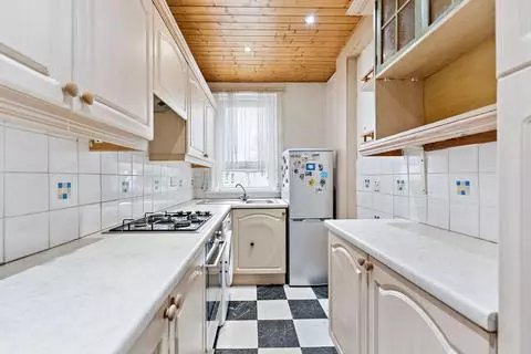 2 bedroom flat for sale - Photo 8