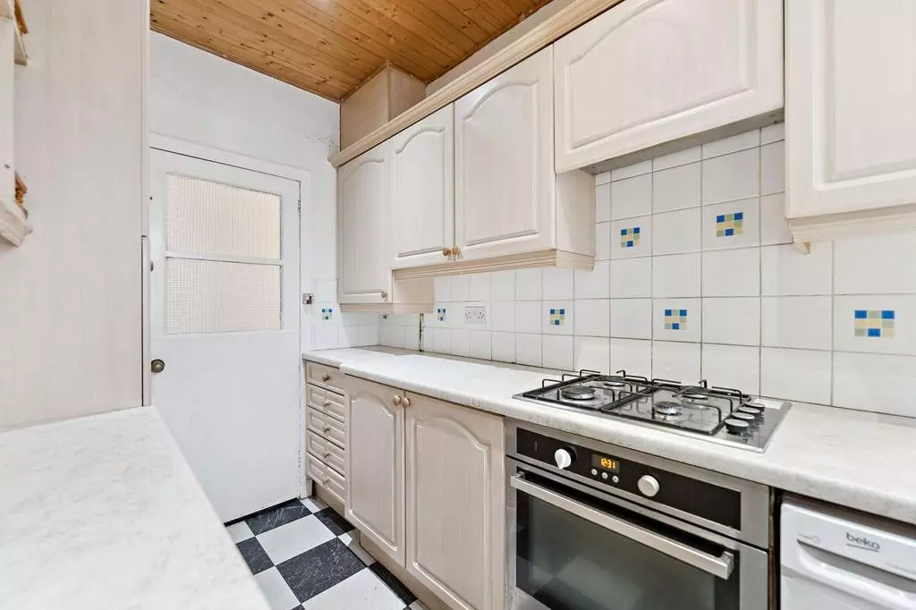 2 bedroom flat for sale - Photo 11
