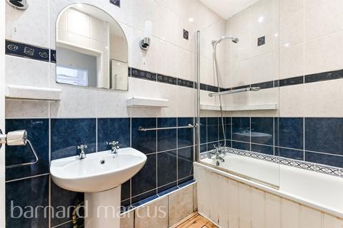 2 bedroom ground floor flat for sale, Cricklade Avenue, London