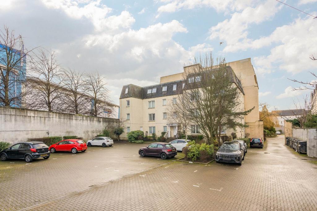 Apartment in Caledonian Crescent, Dalry, Edinburgh - View 5