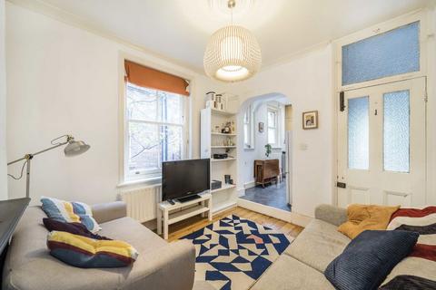 3 bedroom flat to rent, Crownstone Road, London SW2