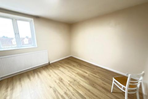 2 bedroom flat to rent, Boot Parade, Edgware HA8