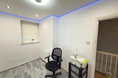 2 bedroom flat to rent, Boot Parade, Edgware HA8