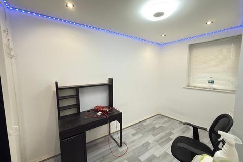 2 bedroom flat to rent, Boot Parade, Edgware HA8