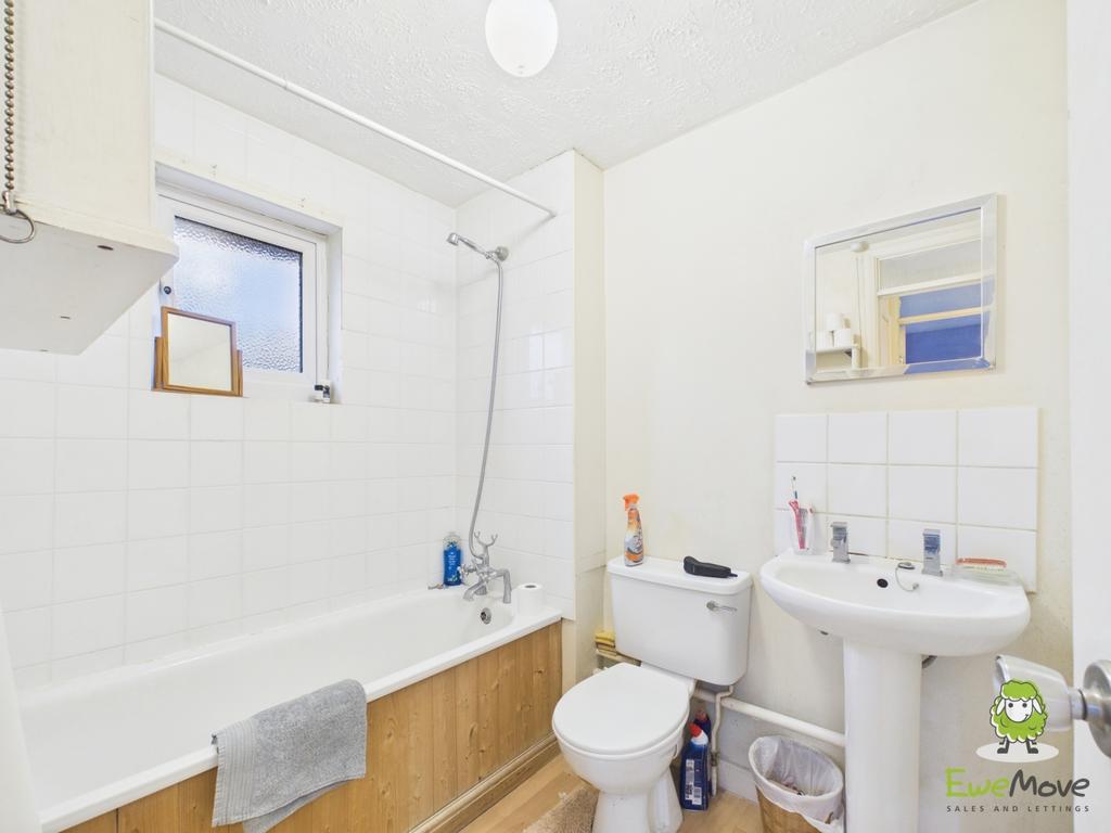 Ewe Move Estate Agents Basingstoke - Mahler Close