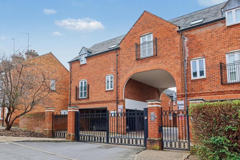 Cherwell Court, Banbury 2 bed flat - £180,000
