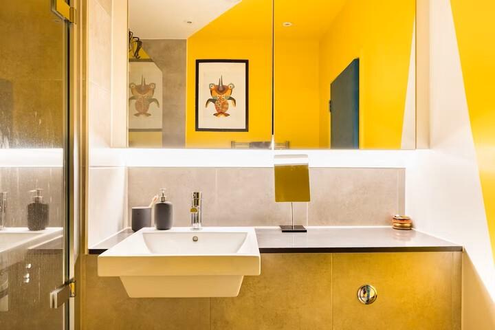 Main bathroom 2.jpg