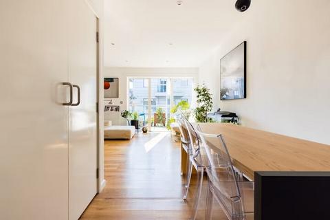 2 bedroom apartment for sale, at Acton Apartments, Branch Place, London N1