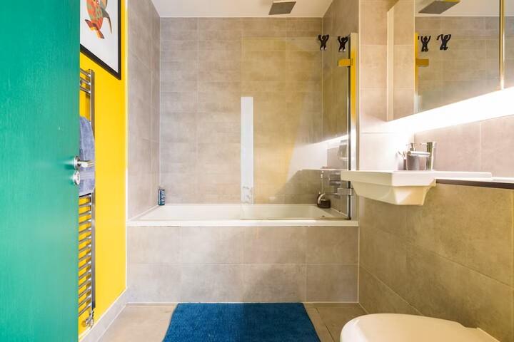 Main bathroom.jpg