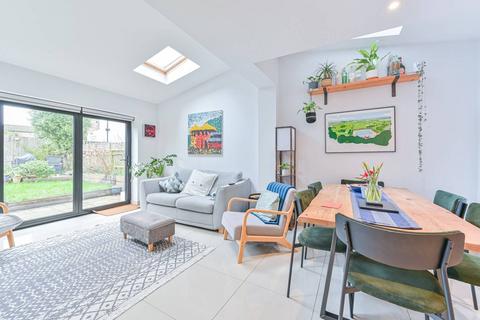 3 bedroom flat for sale, Herne Hill Road, Herne Hill, London, SE24