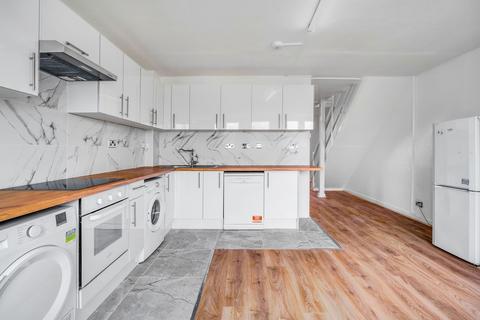 3 bedroom maisonette to rent, Timsbury Walk, London, SW15