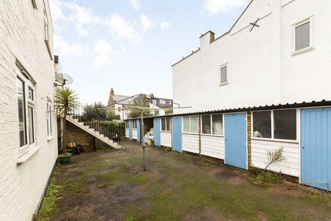 1 bedroom flat for sale, Eastbury Grove, London W4