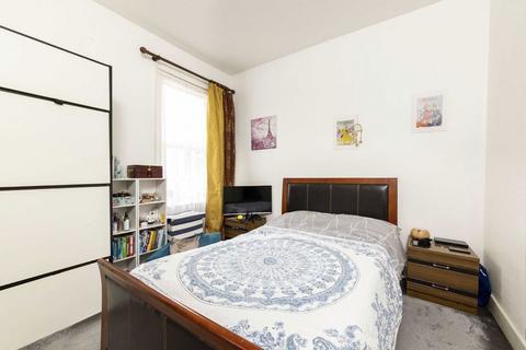 1 bedroom flat for sale, Eastbury Grove, London W4