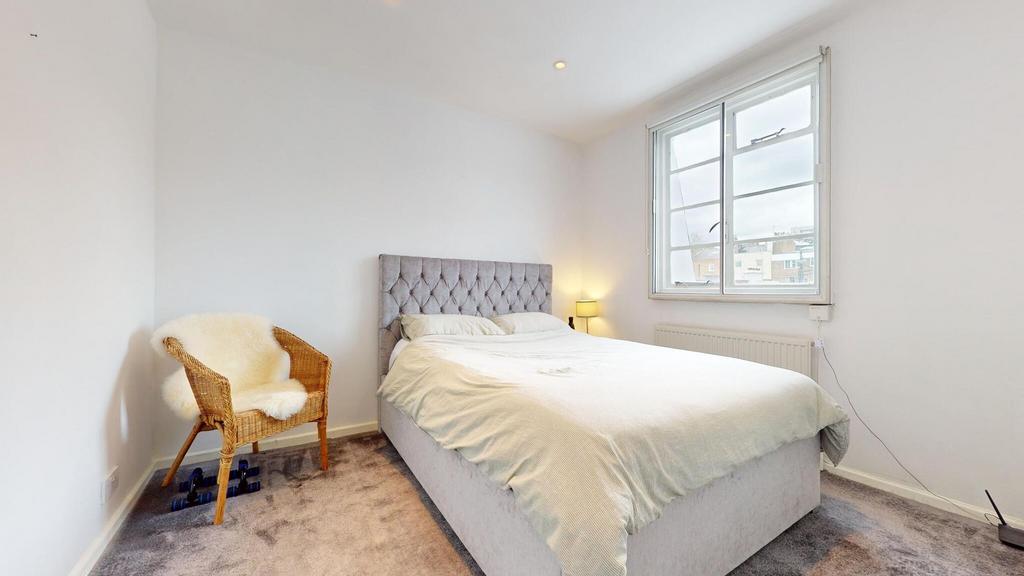 Bright, neatly presented double bedroom with a ...