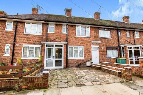 3 bedroom terraced house to rent, Tant Avenue, London E16